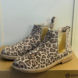 Italienska boots - Handgjorda italienska boots i skinn. Leopardprint och gulddetalj. Nypris 1600