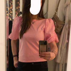 Säljer denna gulliga rosa tröja !  Knappast använd men söt till sommaren 