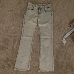Bootcut jeans - Ljusblå bootcut jeans från pulland bear de ska va lågmidjade men skulle mer säga mellanhög midja, bra längd