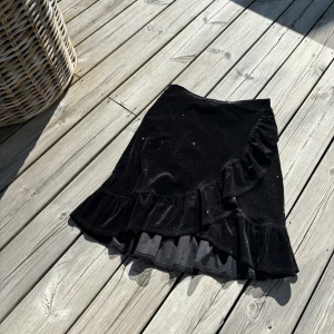 Svart omlottkjol - Svart glittrig omlottkjol från HM i storlek S