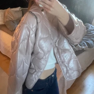 Jacka  - Säljer denna vår/höst jacka. Köpt secondhand aldrig använd (av mig) bra skick passar mig som brukar ha XS/S, jackan är i storlek S (tar Swish) 