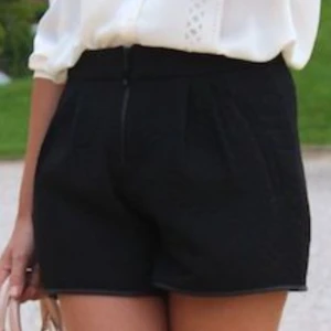 Kostym shorts  - Jätte snygga och eleganta kostym shorts. Tillkommer ett bälte/band som går att ta bort om man skulle vilja. Pris kan diskuteras 💗
