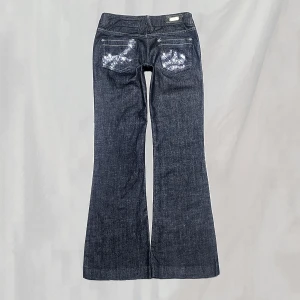 Lågmidjade jeans - midja: 80 innerben: 75 Jeans vintage från river Island med rhinstones på bakfickorna. Storlek UK 10, EUR 36. Stora på mig så håller upp. Några ytterst få stenar saknas. Överlag mycket fint skick!🤍