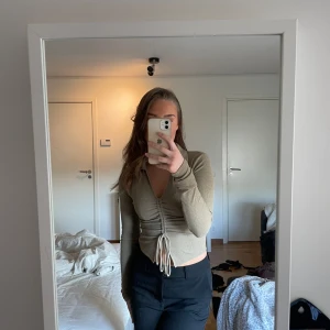 Tröja - En tröja som aldrig är använd från gina!💕 Den är i storlek xxs men passar även xs/s