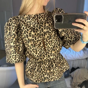 Leopard blus🐆❤️‍🔥❤️‍🔥  - Superfin blus från hm och är bara använd en gång❤️