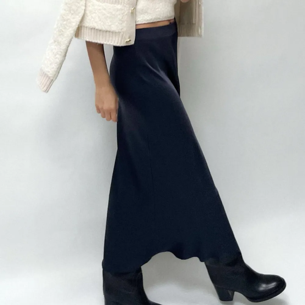 Säljer denna superfina kjolen från Zara! Modellen heter ”Medellång Blank Kjol” och den är helt slutsåld 💞endast testad . Kjolar.