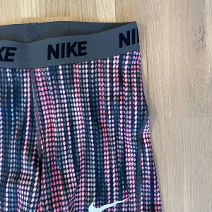 Nike träningsshorts  - Träningsshorts ifrån nike i storlek s, fint skick, säljs då dom ej kommer till användning:)