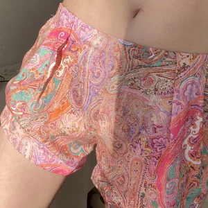 Zara lågmidjade shorts - Super snygga färgglada shorts perfekta till sommaren! Tyget är lite ”satin” känsla och är tunt men inte genomskinligt🫶🏻 