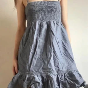 Jeansklänning - Söt klänning med volang!💕💕strl s men passar även m skulle jag tro pga stretch🥰
