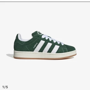 Adidas campus dark green 00’s - Säljer dom pga att jag inte har kläder för att kunna styla dom! Ganska i bra skick, använda ett par gånger men frf fina! Priset kan diskuteras!💗tryck inte på köp nu!!!