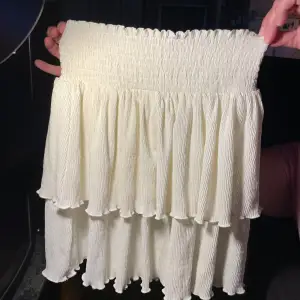 Säljer denna kjol från Kappahl, använd en del därav priset, har lite fläckar men kan blekas bort innan ja skickar💗kostade 300kr ny💗