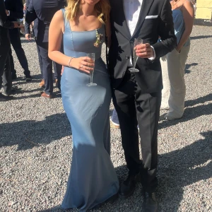 Balklänning - Säljer min balklänning som inte längre finns i storlek på hemsidan. Den är använd en gång och har fått en liten fläck, skriv om du vill ha bild💕💕💕 Annars har den inga tecken på användning, nypris är 1569kr