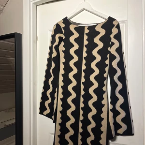 klänning - Köpt på nakd för 899 säljer för 400kr. Aldrig använd helt ny 