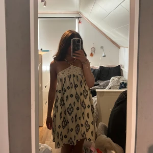 Zara Klänning - Jättefin klänning från Zara som jag köpte förra sommaren. Den är i linne liknande tyg med fint mönster på. Oanvänd med prislappen kvar! Köpt för 400kr. Säljer då den är lite för stor för mig💗💗