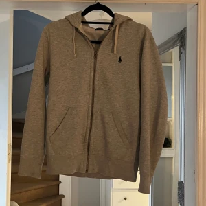 Ralph Lauren Zip - Säljer en fet Grå Ralph Lauren zip. Passar storlek S och är nästintill nyskick.