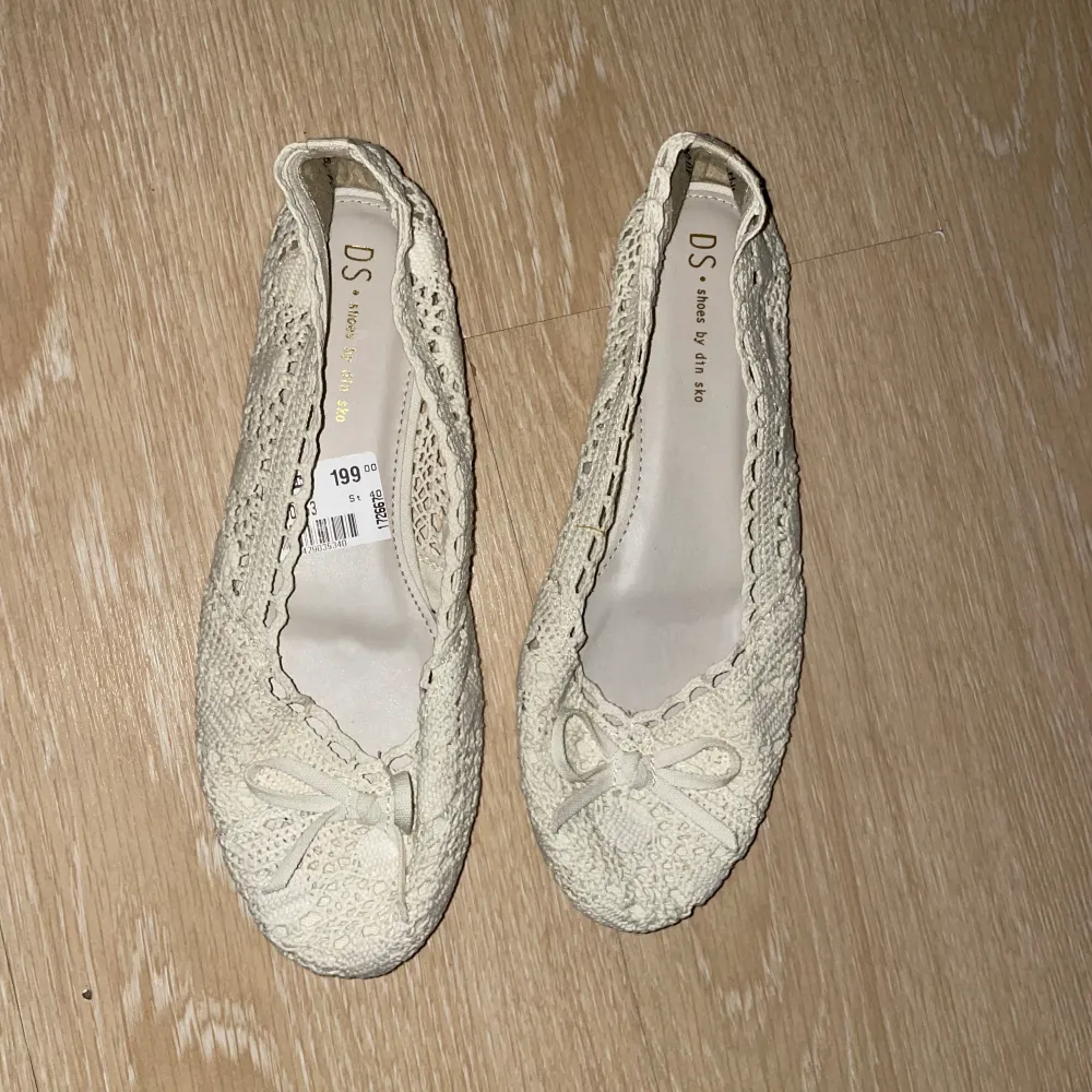 Helt nya och oanvända ballerina skor i storlek 40 (EU).   Färg: beige. Skor.