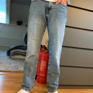 Säljer jeans som jag inte använder längre