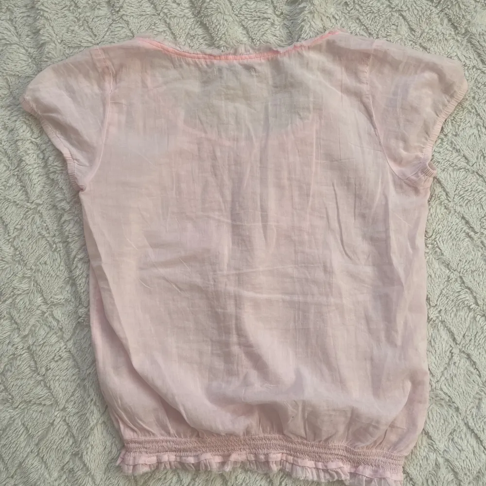 säljer denna söta blus från tally weijl, då den ligger bara i garderoben och kommer inte till användning. använd endast ”köp nu” 💘. Blusar.