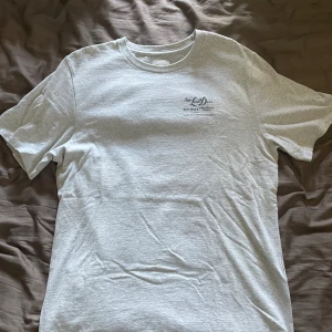 Aime Leon Doré T-shirt  - Ald T-shirt i grå creme färg. Den är i storlek L och är i nyskick!