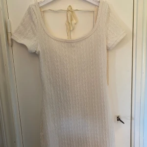 Crémevit klänning - Perfekt till studentmottagningen eller som ett lite extra fint sommarplagg💕 Aldrig använd, köpt begagnat❣️
