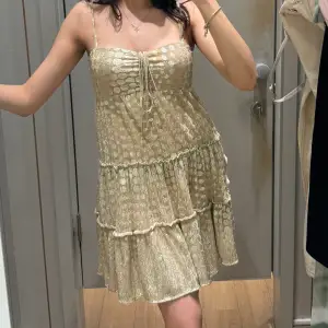 Sååå fin guldig klänning köpt i Turkiet! Den är guldig, som första bilden, andra bilderna ger inte en rättvis bild på klänningen! Så din till sommaren ❤️