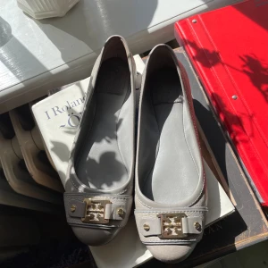 Tory burch ballerinaskor - Så fina gråa ballerinaskor från tory burch i storlek 39. Säljs då de ej kommer till användning, jättefint skick! 