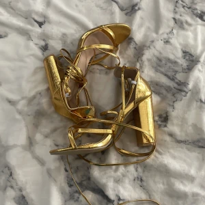 Klackskor - Guldiga klackskor från shein