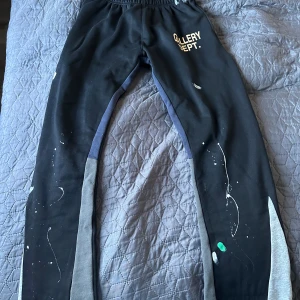 GALLERY DEPT BYXOR - hej, säljer dessa oanvända gallery dept byxor, byxorna är i skicket 10/10 och har ett tunnt o skönt material som passar nu till sommaren.  Storlek XL men då de sitter smått sitter de som M och passar folk mellan 175-182cm Pris kan diskuteras🤝🏽