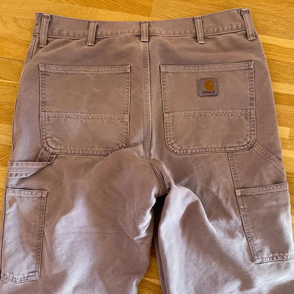 Ascoola carhartt jeans i en skitsnygg färg (Razzmic faded) som ej finns att köpa mer. Mycket bra skick🌸skriv vid frågor eller mått. Jeans & Byxor.