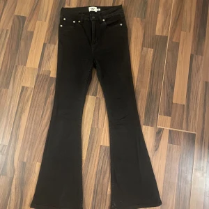 Jeans - Snake flare jeans från Lager 157. Fint skick, knappt använda. Färg svart, stl S short. Hög midja.