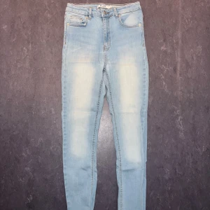 Jeans - Jeans från NA-KD Strl 36 Knappt använda 📷 Säg till om du vill ha fler bilder så fixar jag det. 💸 Vid snabb affär kan ja tänka mig att sänka priset. ✉️ Köparen står för frakten. 📍 Kan mötas upp i Tyresö.