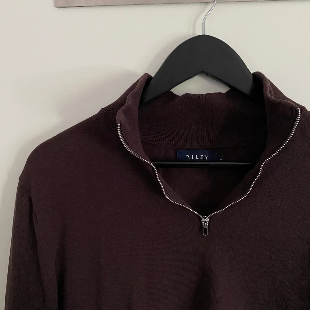 Stilig Half-Zip tröja i märket RILEY. Storlek L men passar mer som S/M. Skicket på tröjan är bra och den säljs nu då den inte kommer till användning. Vill få sålt den fort, därav det billiga priset. Skriv vid frågor!. Tröjor & Koftor.