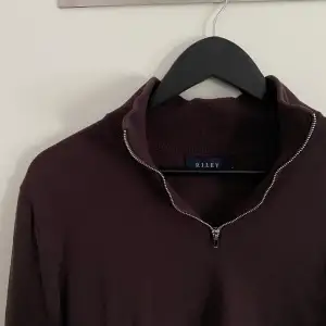 Stilig Half-Zip tröja i märket RILEY. Storlek L men passar mer som S/M. Skicket på tröjan är bra och den säljs nu då den inte kommer till användning. Vill få sålt den fort, därav det billiga priset. Skriv vid frågor!