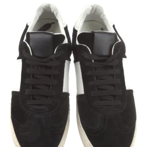 Valentino flycrew - Ett par svarta valentino flycrew i fint skick och alla nitar kvar. De är i storlek us6 alltså 36 men kan passa större. Hör av er vid frågor. Pris kan diskuteras!