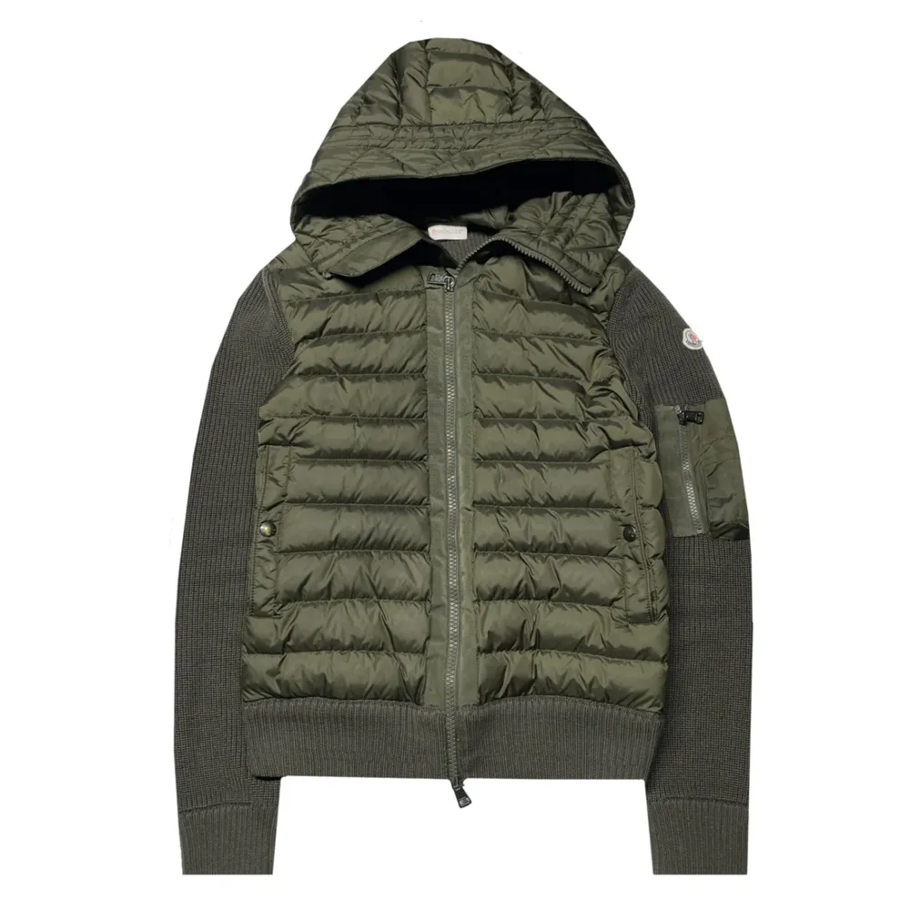 Säljer en helt ny stickad Moncler cardigan i oliv grön. Storlek är 5 och motsvarar L/XL. Alla taggar på + NFC.  . Jackor.