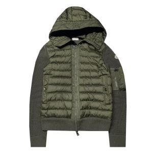 Moncler Cardigan - Olive grön - Säljer en helt ny stickad Moncler cardigan i oliv grön. Storlek är 5 och motsvarar L/XL. Alla taggar på + NFC.  