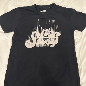 tee poster thrift find - as fet thrift find men passar mig inte längre, har haft den på mig en gång.  mått - 46-70