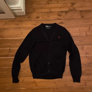 Ralph Lauren kofta - Stilren klassisk mörkblå Ralph Lauren kofta i 100% Pima Cotton. Mycket fint skick. Skriv vid frågor/funderingar! :)
