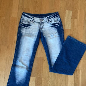 2000s jeans  - Säljer mina jättesnygga jeans då de inte passar längre, de är lågmidjade och bootcut med dödskallar på bakfickorna och ena framfickan. Säljer endast via köp nu och priset går att diskutera!!