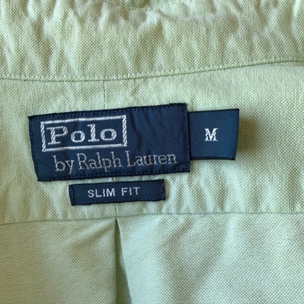 Riktigt chill Ralph Lauren skjorta i gott skick utan defekter | Storlek M och perfekt nu till sommaren! 😁 | Nypris: 1700kr | Mitt pris:449 kr |. Skjortor.