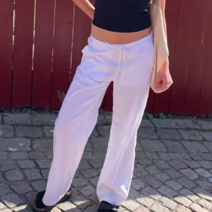 Linnebyxor - Säljer dessa super fina linnebyxor ifrån Gina❤️ de är i storlek s och passar mig som är 174. De är i mycket bra skick och passar perfekt nu till sommaren😍