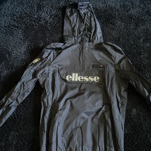 Ellesse regnjacka - Inga skador fräsch och billigt snabb leverans 