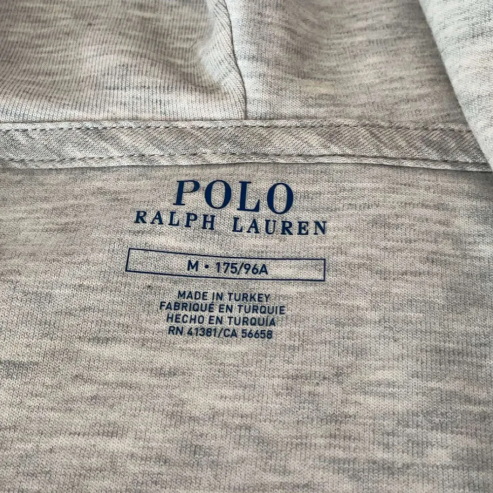 Hej!  Säljer denna Polo Ralph Lauren zip hoodien eftersom den inte passar mig. Jag har bara testat den en gång men annars har jag inte använt den.   Kan mötas i Göteborg eller Kungsbacka eller frakta runt hela Sverige.  Pris kan diskuteras . Hoodies.