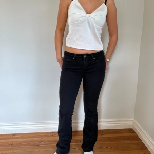 Lågmidjade jeans - Midjemått(rätt över): 37 Innerbenslängd: 76 Modellen är: 168  Skriv om ni har några frågor💗//Perfectjeans