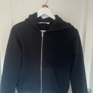 Croppad svart hoodie med dragkedia från lager 157. Storlek S. 