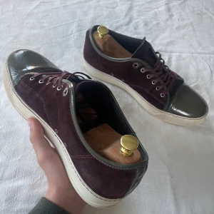 Lanvin- Cap toe  - Lanvin vinröda  Perfekt till sommaren! Skick 7,5/10. Storlek 43-44 UK9. !Har defekter på lacken!  Hör av dig vid minsta fundering⭐️ 