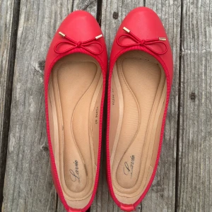 Superfina röda ballerinaskor - Säljer dessa helt nya från dinvintageshop, då de var för små för mig som har storlek 39 egentligen. De står i att de är storlek 40 men skulle säga en liten 39! 💗💗