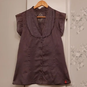 Tunn blus  - Tunn och fin blus. Ny utan prislapp. 