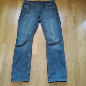 Säljer dessa baggy jeans i storlek w50 från märket Livergy i väldigt bra skick. Säljer de för att de är för stora och inte riktigt min stil 
