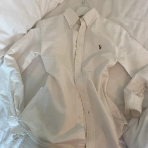 Ralph lauren skorta - Säljer min fina Ralph lauren skorta som inte kommer till användning längre. Den är i bra skick och har inga defekter. Storlek xs/s